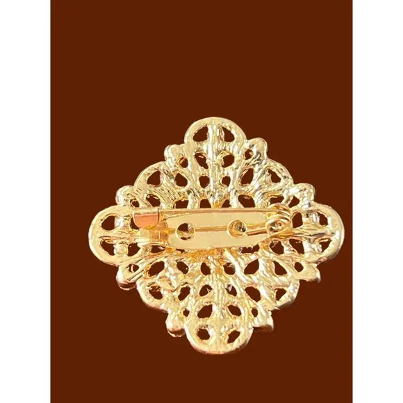 Vintage gold tone pin brooch red rhinestones 1.25" across - Picture 3 of 3